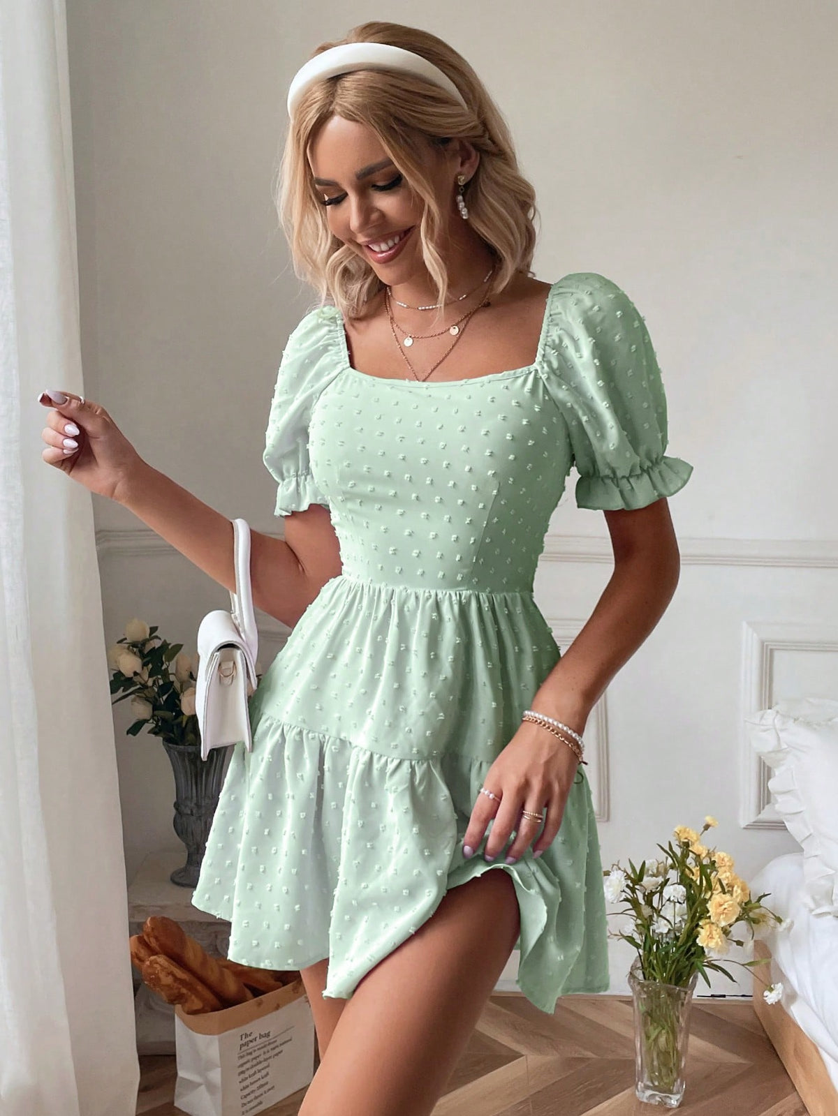 Vestido de Bolinhas com Babado