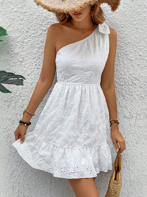 Vestido Curto com Nó, Bordado de Ilhó e Bainha com Babado