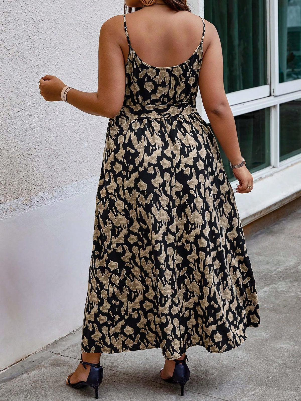 Vestido Casual Plus Size Preto com Cinto Cruzado e Fenda Lateral