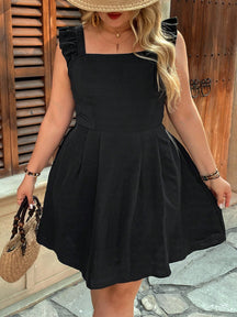 Vestido Plus Size com Costas Nuas e Plissado