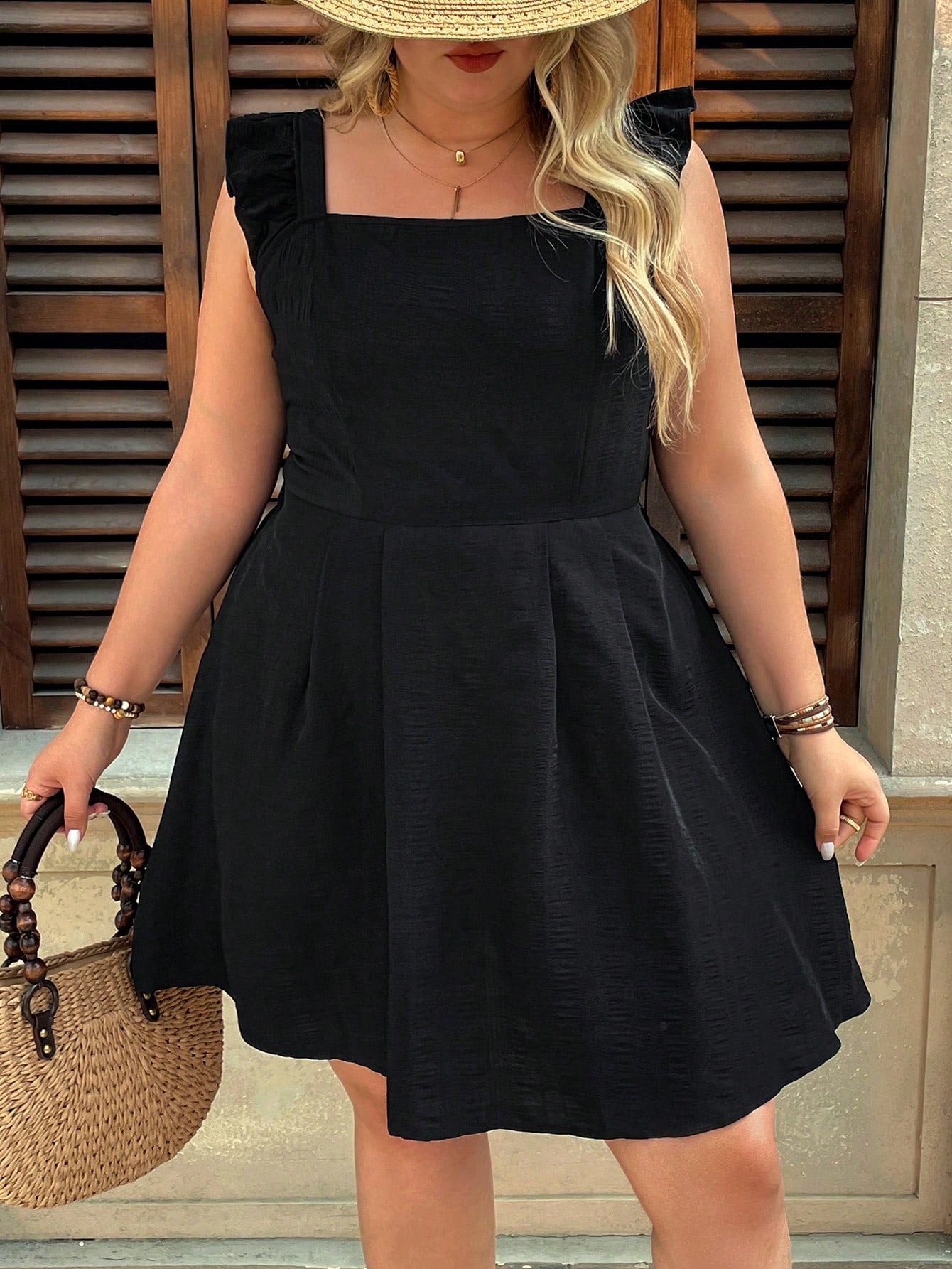 Vestido Plus Size com Costas Nuas e Plissado