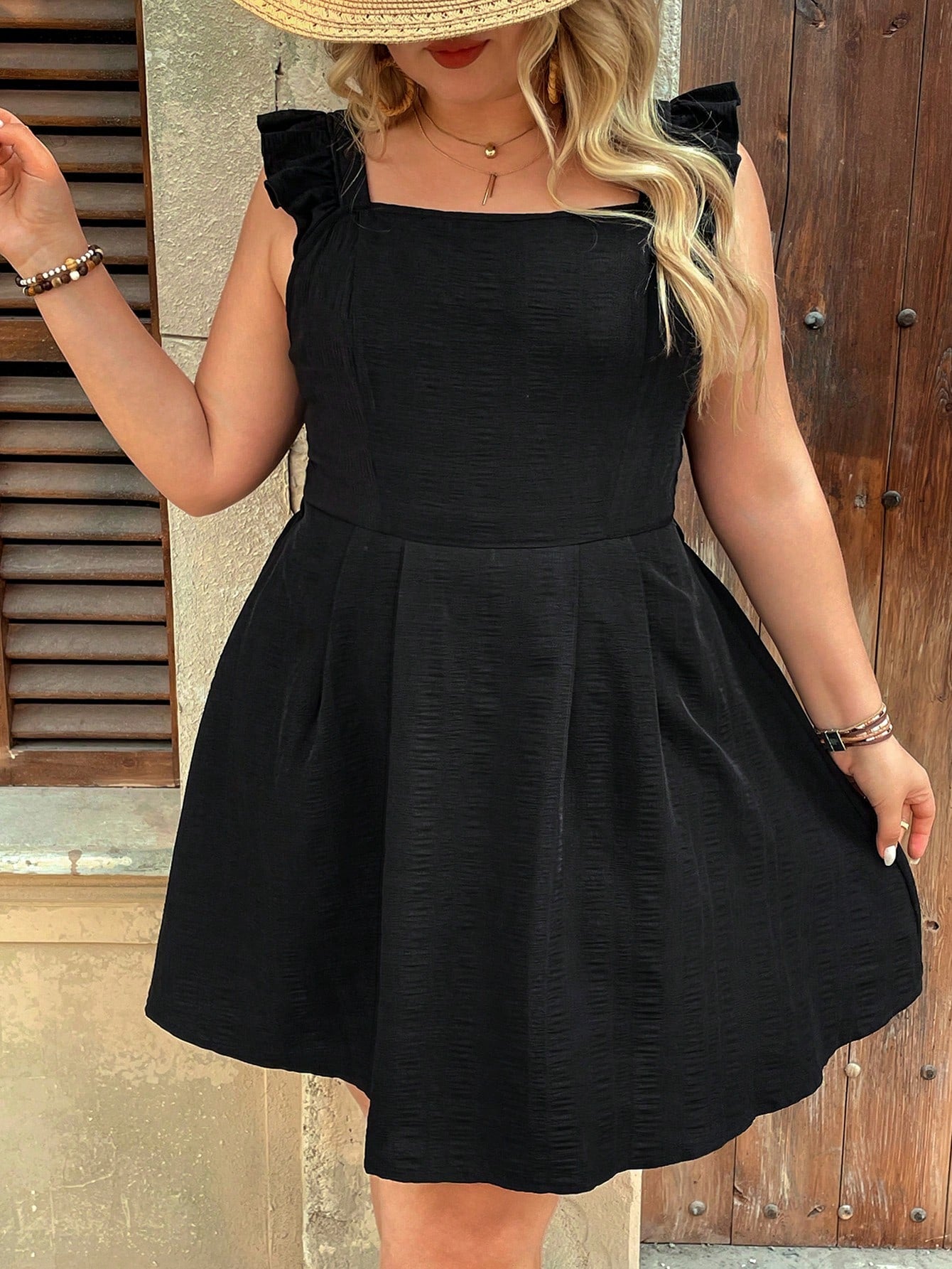 Vestido Plus Size com Costas Nuas e Plissado