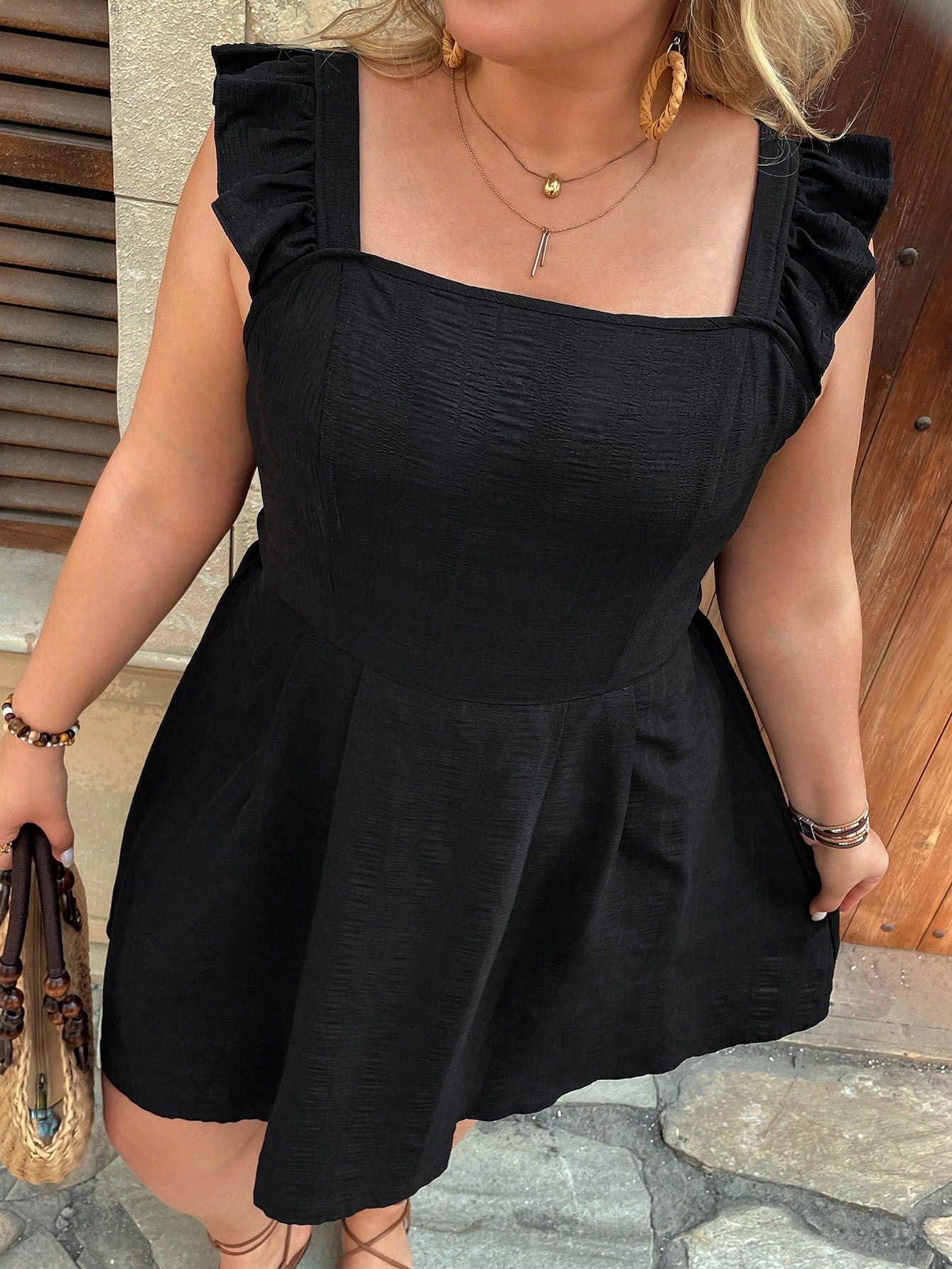 Vestido Plus Size com Costas Nuas e Plissado