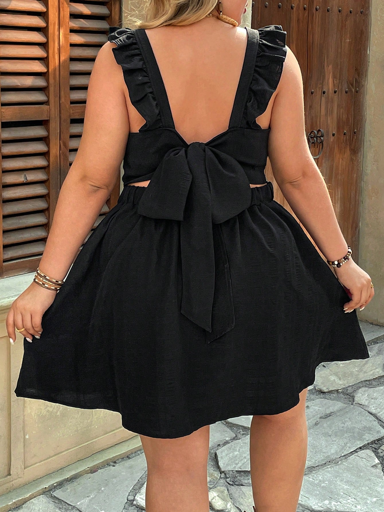 Vestido Plus Size com Costas Nuas e Plissado