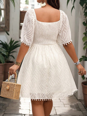 Vestido Plus Size Boho Curto com Pompons